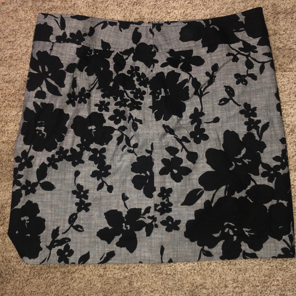 Ann Taylor Beautiful black and gray floral skirt